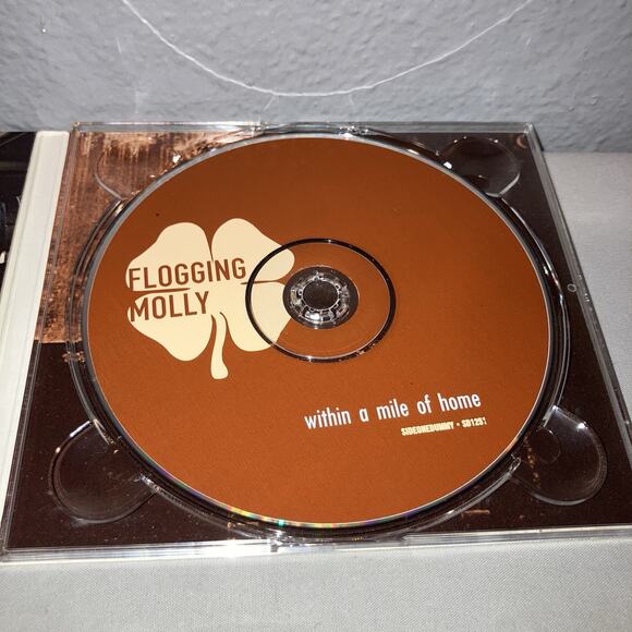 Cd Used Flogging Molly Within a Mile of Home 2004 Gatefold Ecopak Album Booklet - Picture 3 of 5